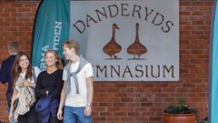 Grupp elever utanfr Danderyds gymnasium