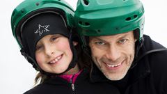Pappa och dotter åker skridskor
