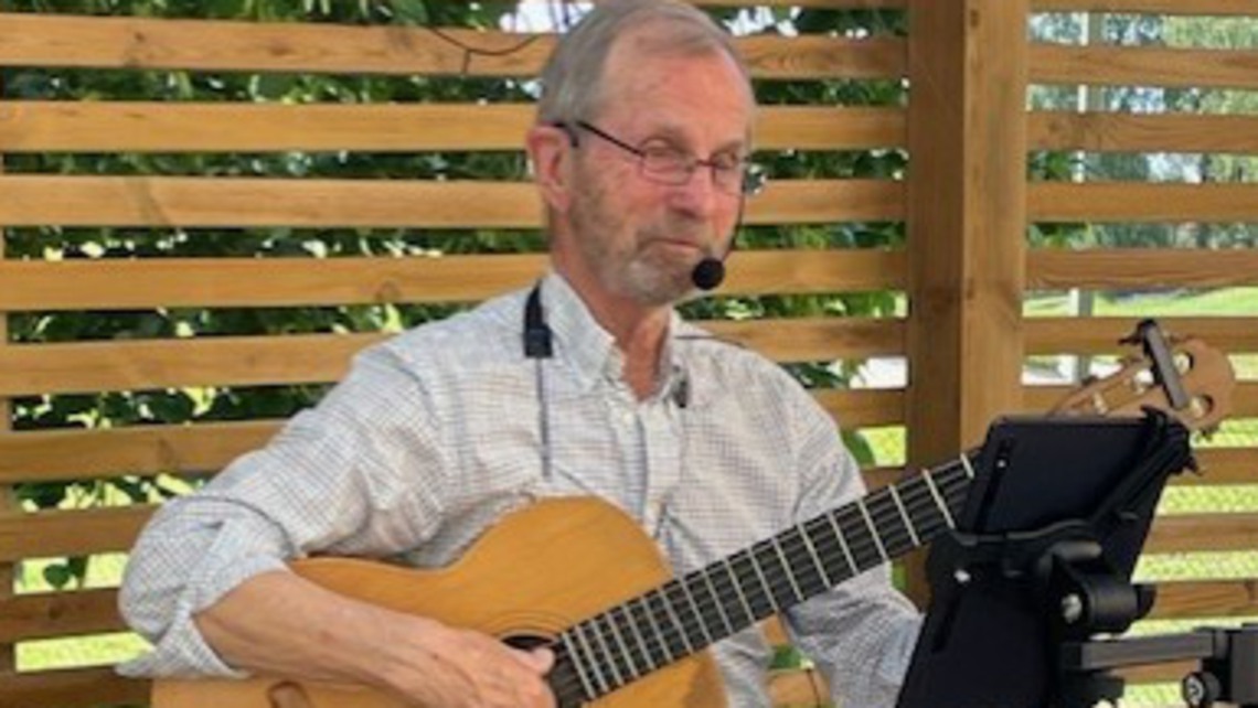 Johan Taube med en gitarr 