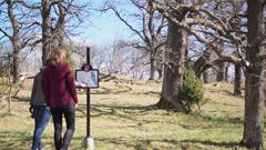 Två kvinnor på promenad vid Svalnäs gravfält