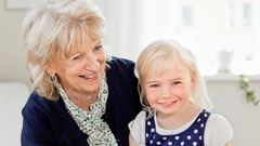 Mormor med barnbarn på kalas