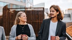 Kollegor utanför kontor