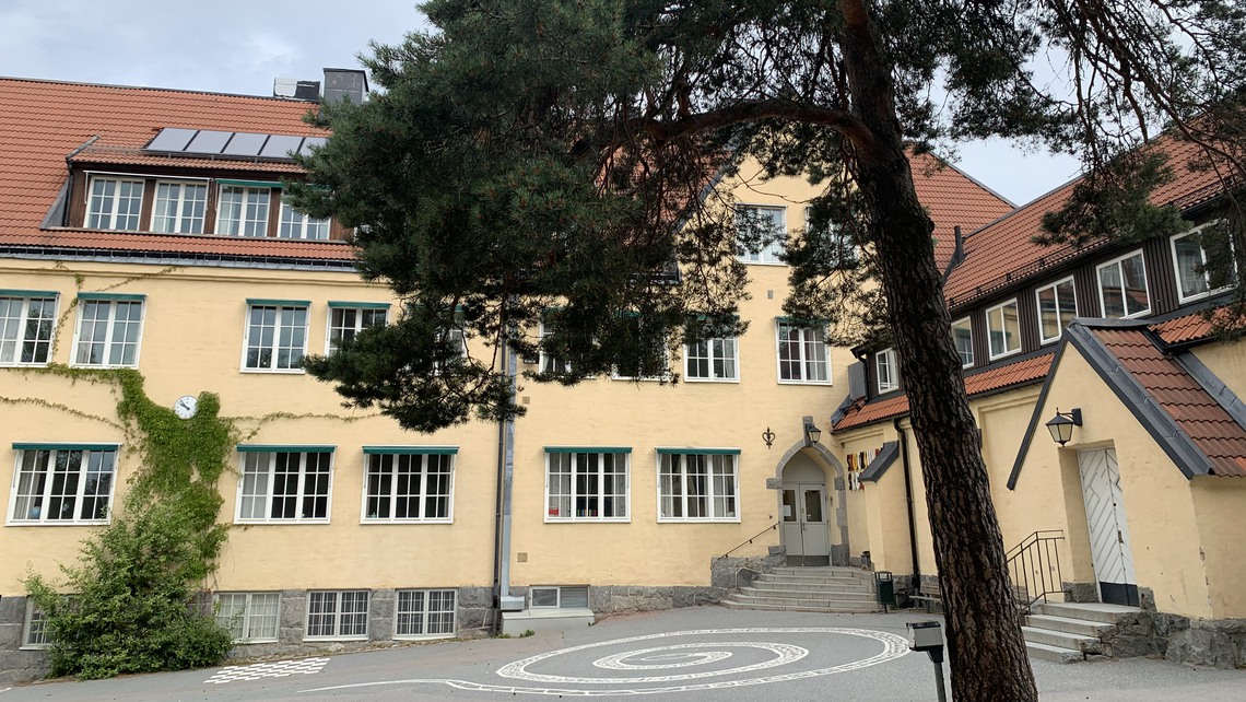 Barn som leker på skolgården.