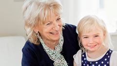 Mormor med barnbarn på kalas