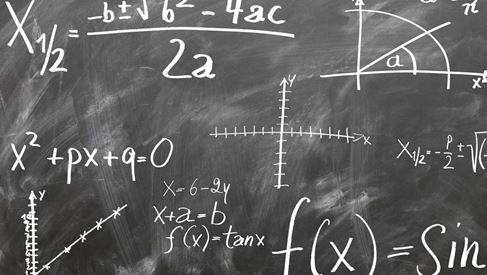 Matematiska formler på svart tavla.