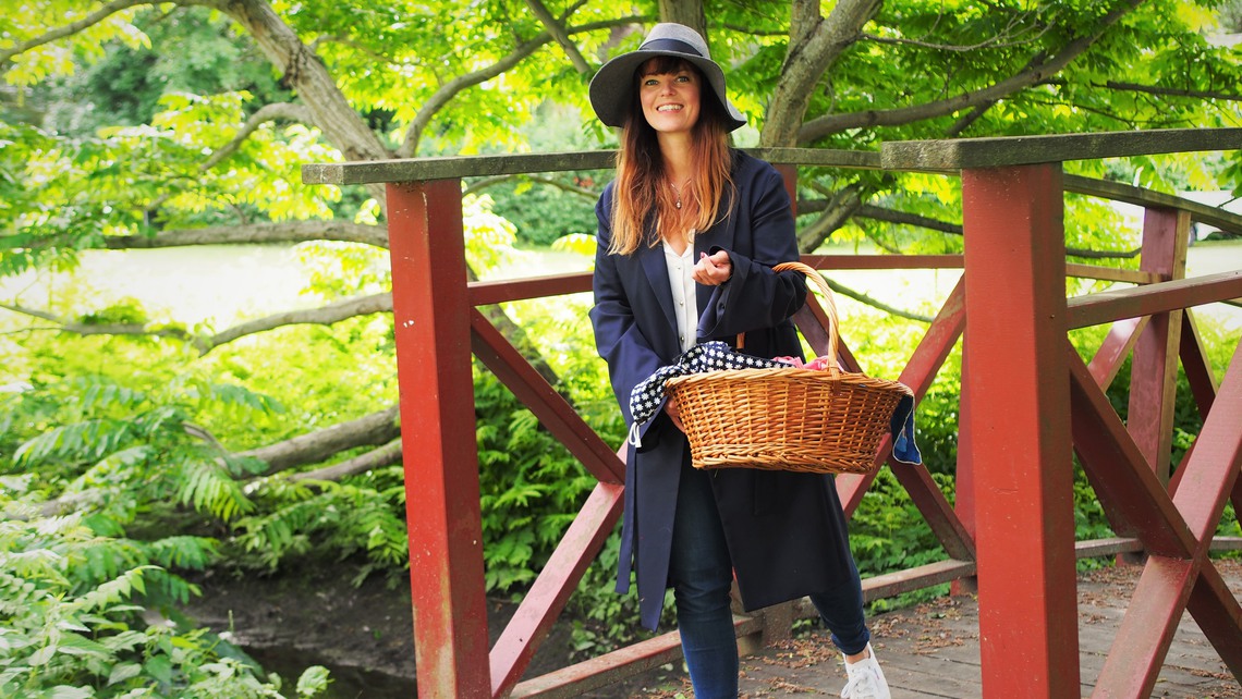 Kvinna promenerar i Kvarnparken