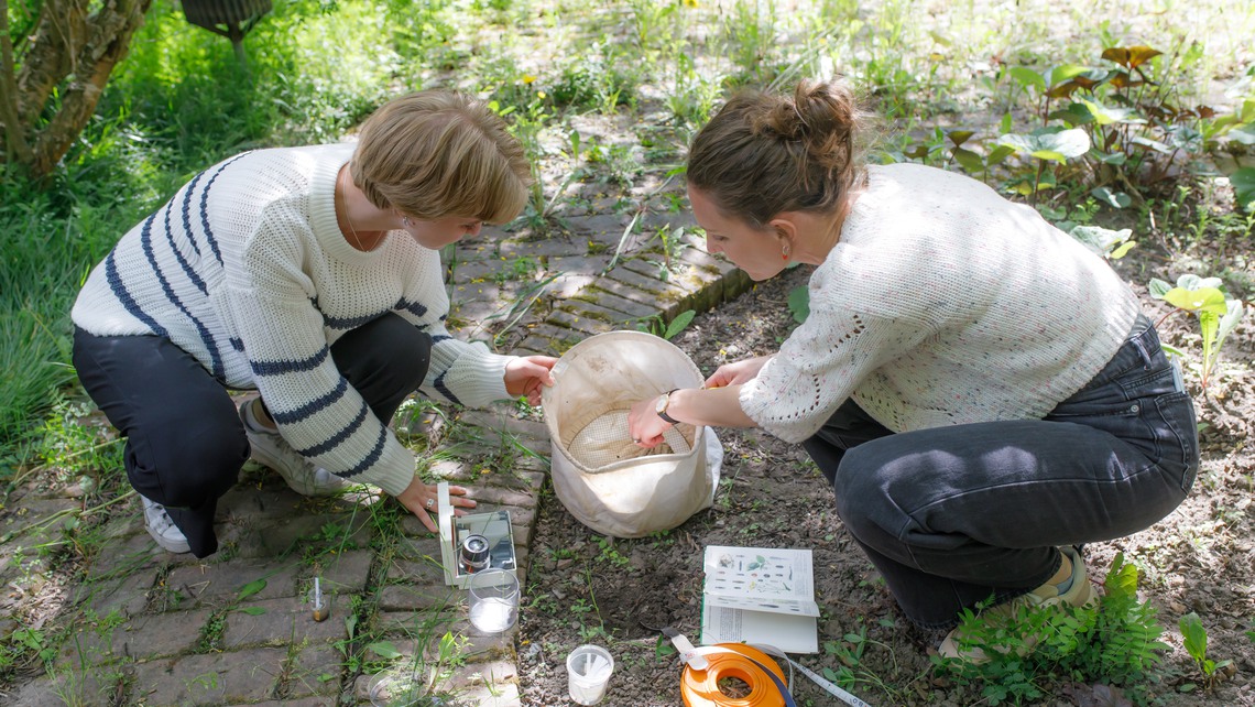 Två elever har naturvetenskapslektion utomhus