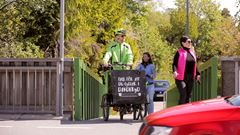 Människor cyklar och promenerar i trafikmiljö i Enebyberg