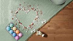 Äggskal i form av ett hjärta på ett bord. Bilden är en del av kampanjen Älska matavfall, ett samarbete inom Sörab-kommunerna. Ska användas i matavfallssammanhang.
