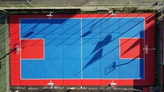 Basketplan i rött och blått filmad ovanifrån.