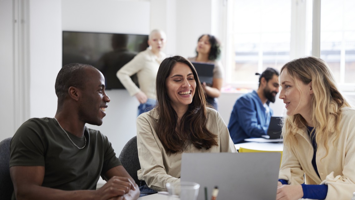 Personer jobbar på konto