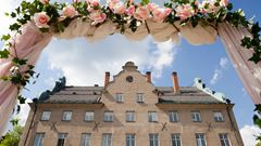 En blomsterbåge utanför Djursholms slott i samband med ett bröllop. 