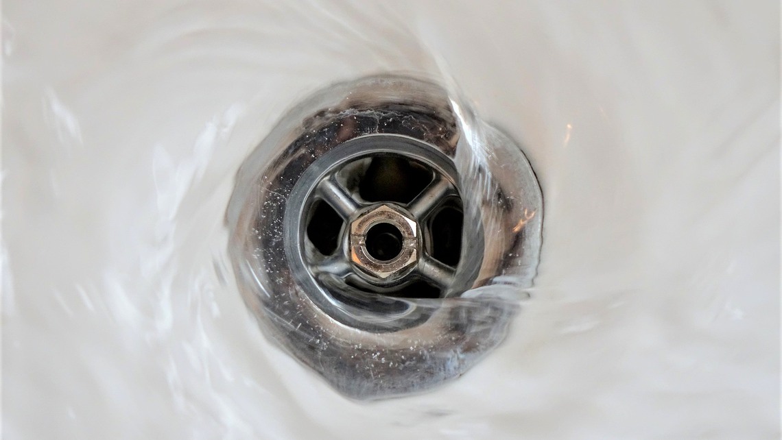 Ett avlopp i ett handfat. 