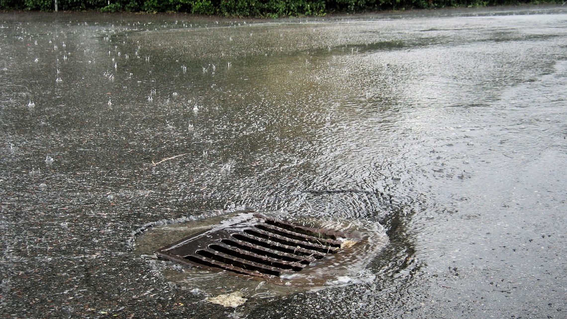 Regnvatten rinner ner i dagvattenbrunn.