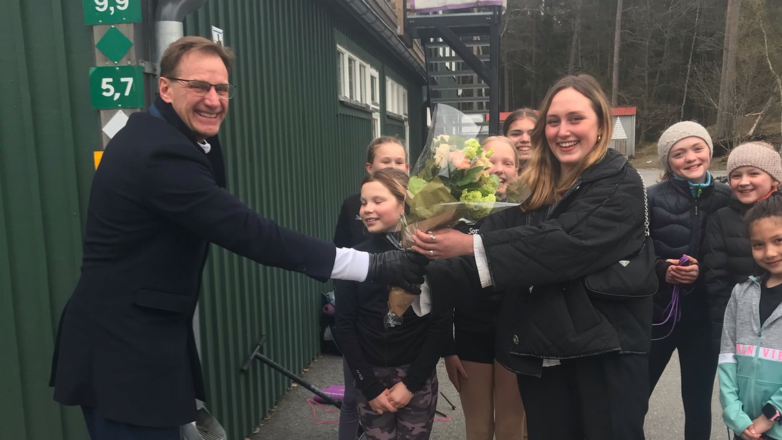 Kultur- och fritidschefen delar ut blommor till ungdomsledare Alyona Teterukovsky från Enebybergs IF Konståkning.