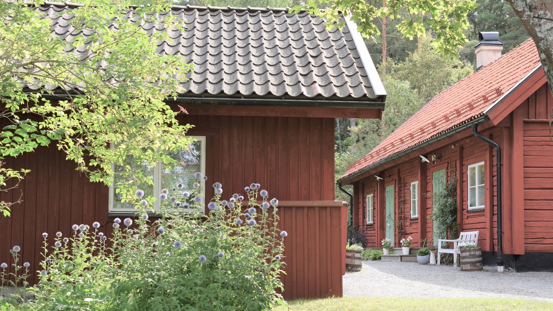 Timmerhus bakom Eneby g&aring;rd.