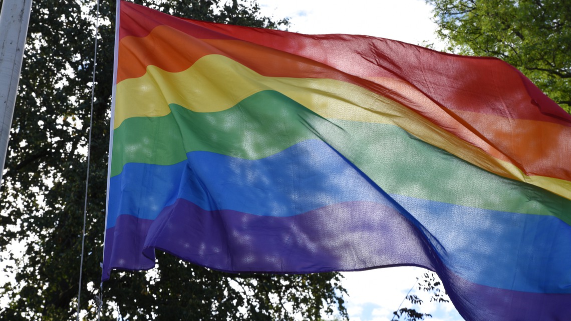 En prideflagga vaggar i vinden.