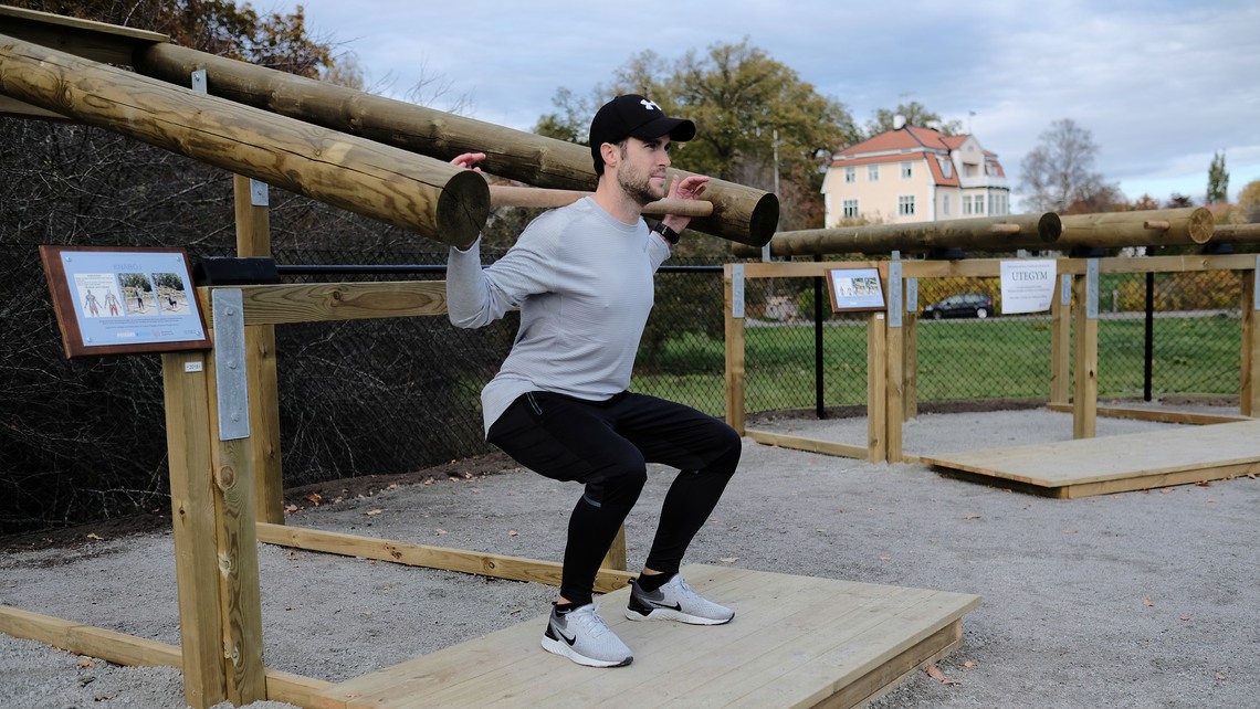 En man på ett utegym.