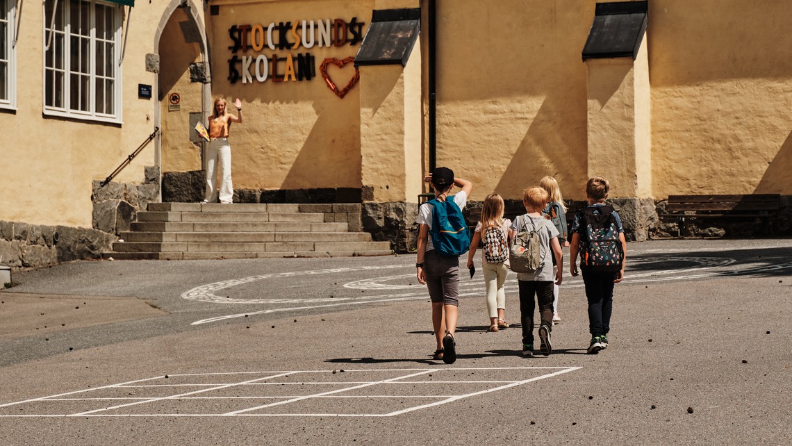 Skolbarn går över skolgården.