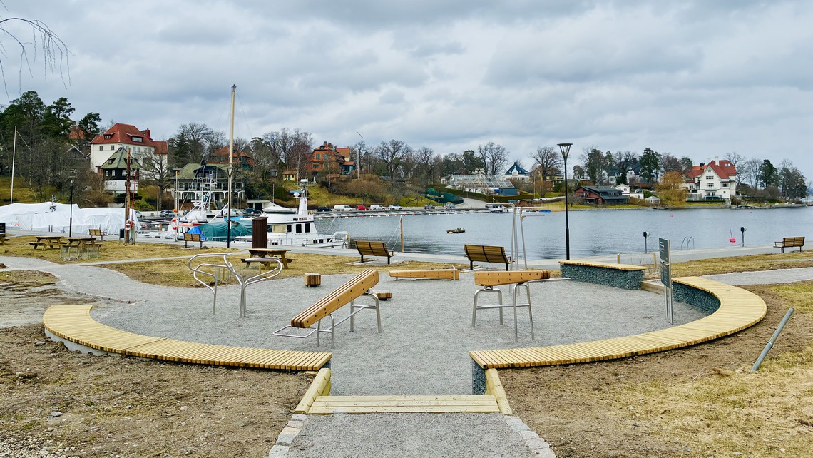 Ett utegym med vatten och b&aring;tar i bakgrunden.
