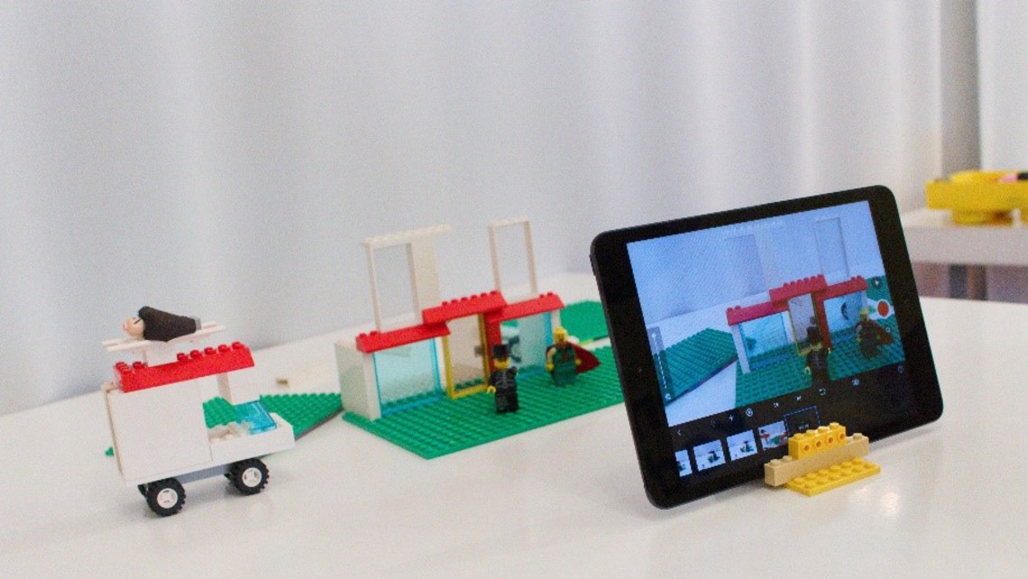 En surfplatta filmar en miljö byggd i Lego.