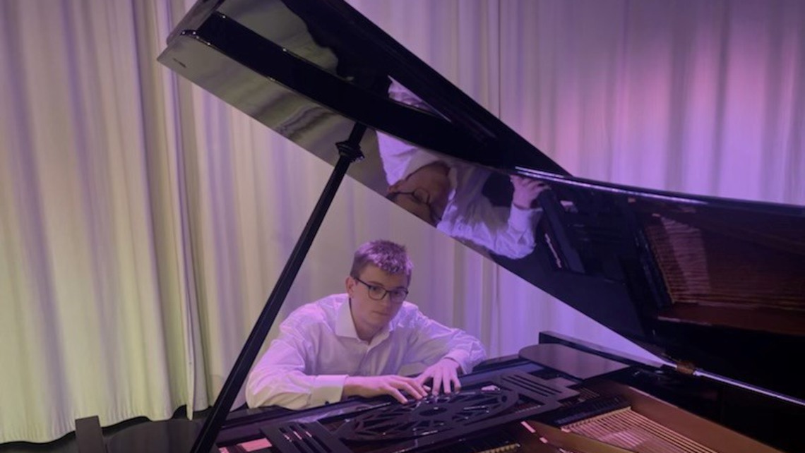 Herman Pellbäck vid sitt piano.