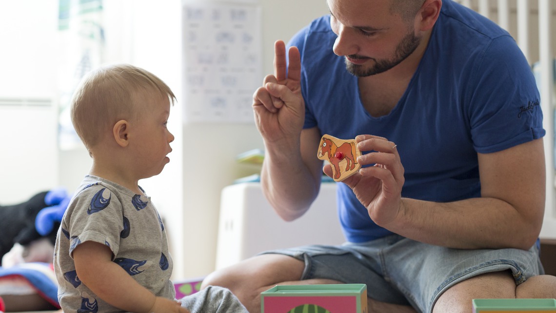 Pappa leker och talar teckenspråk med sin son