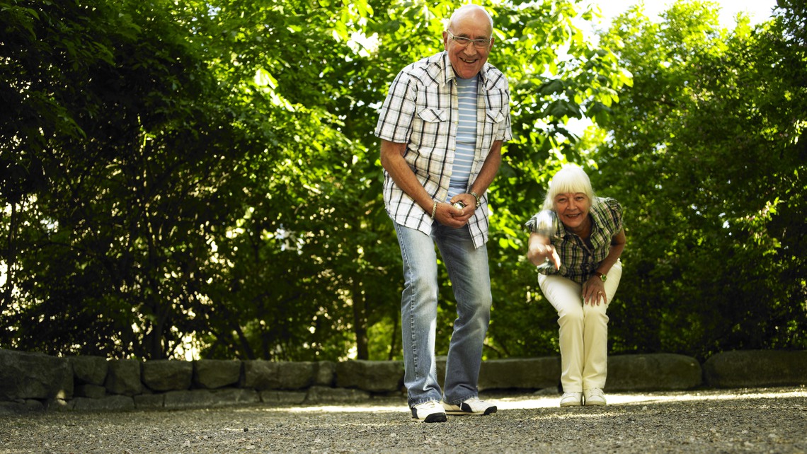 Pensionärspar spelar boule. Köpt bild med fria rättigheter från Johnér
