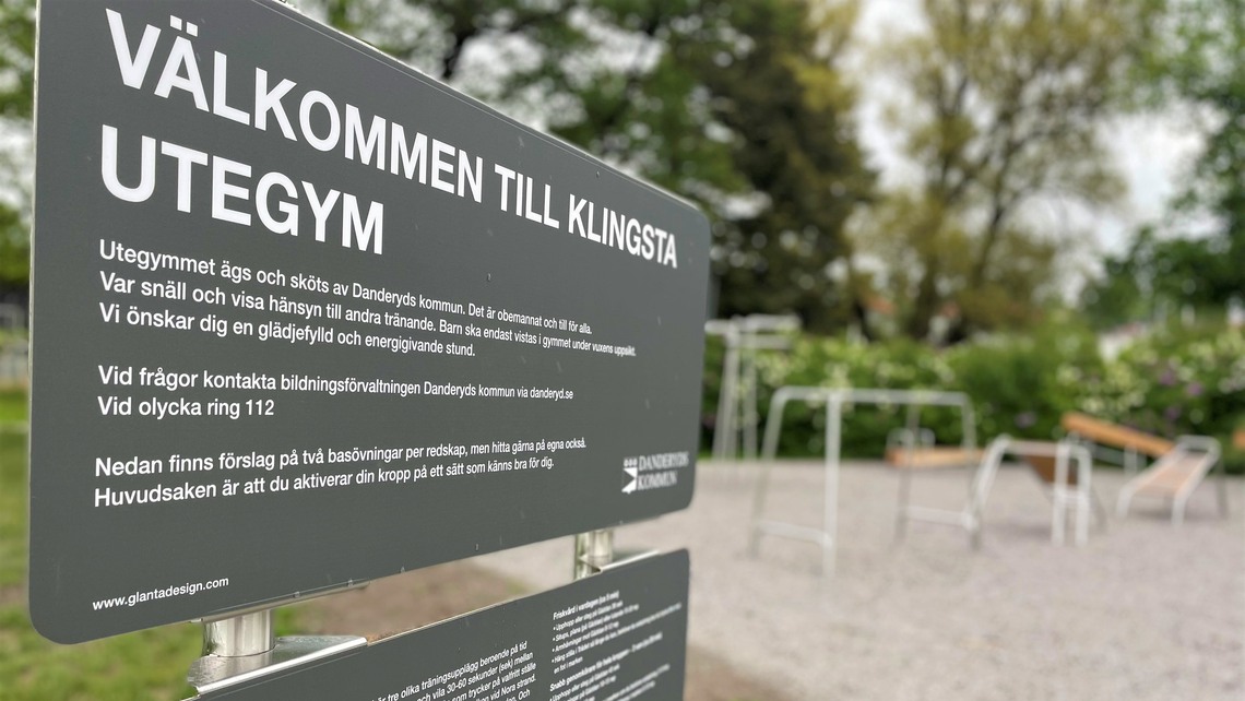 En skylt hälsar välkommen till Klingsta utegym.