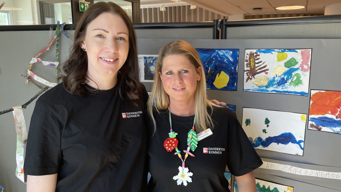 Förskollärare Sara Hellerstedt och Cecilia Holmqvist är redo för vernissage.