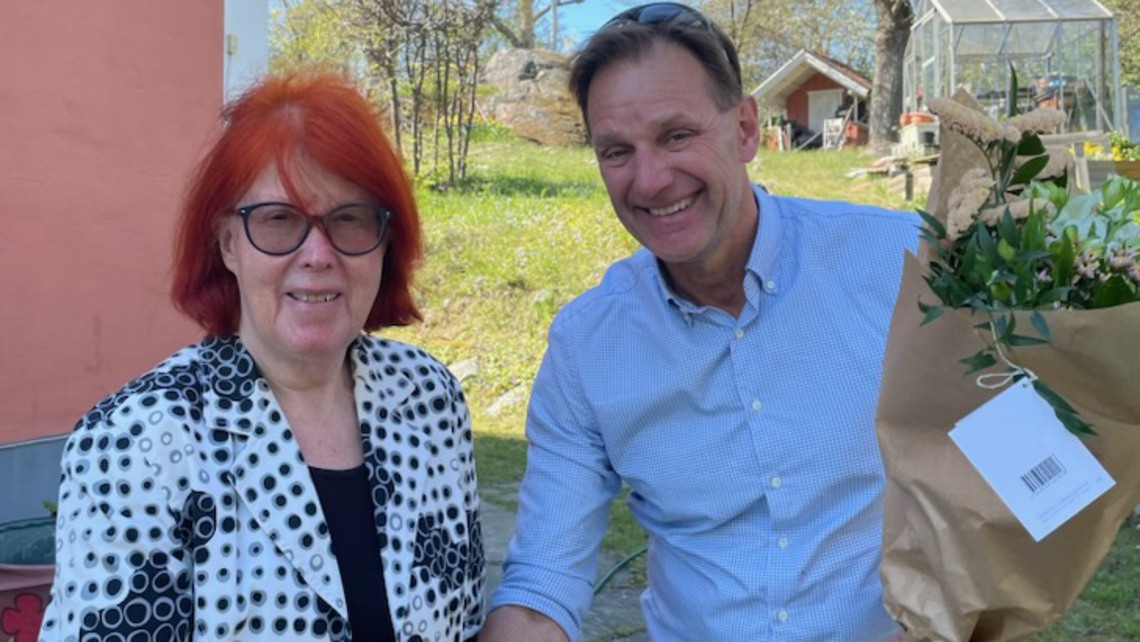 Gunhild Sällvin får blommor av Håkan Arfewedson, fd kultur- och fritidschef.
