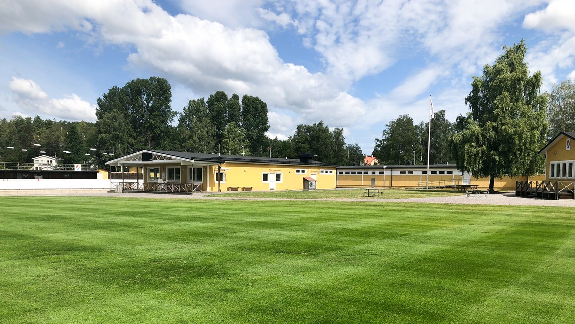 Fotbollsplan och kiosken vid Danderydsvallen.