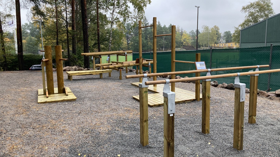 Träningsredskap vid utegym i Enebyberg.