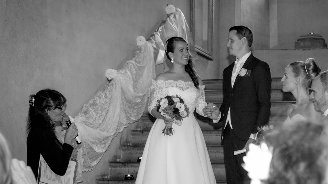 Ett brudpar vigs i trappan i entrén på Djursholms slott.