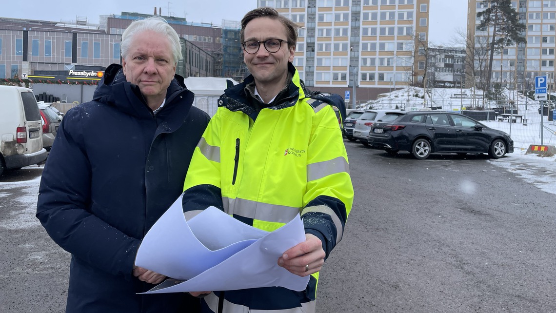 Kommunens projektledare Mats Fal&aring;s och Robert Nibelius (M) ordf&ouml;rande i tekniska n&auml;mnden h&aring;ller upp en visionsbild av hur platsen kommer att se ut om ett par &aring;r.