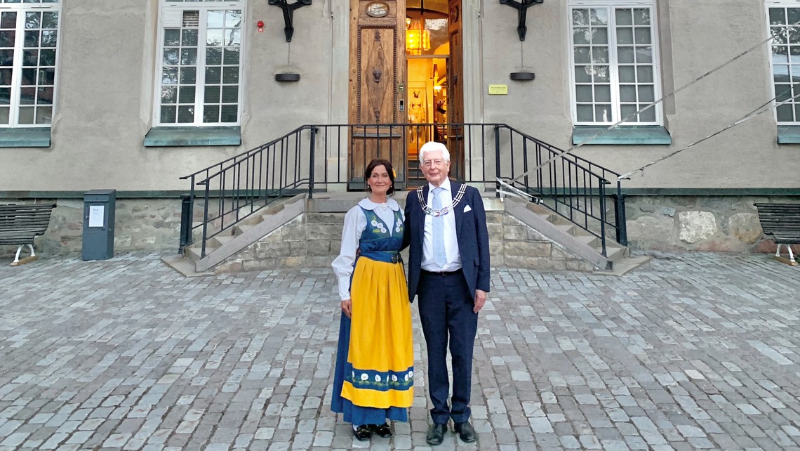 Helena och Boris framför Djursholms slott under Nationaldagen där Helena är klädd i svensk folkdräkt