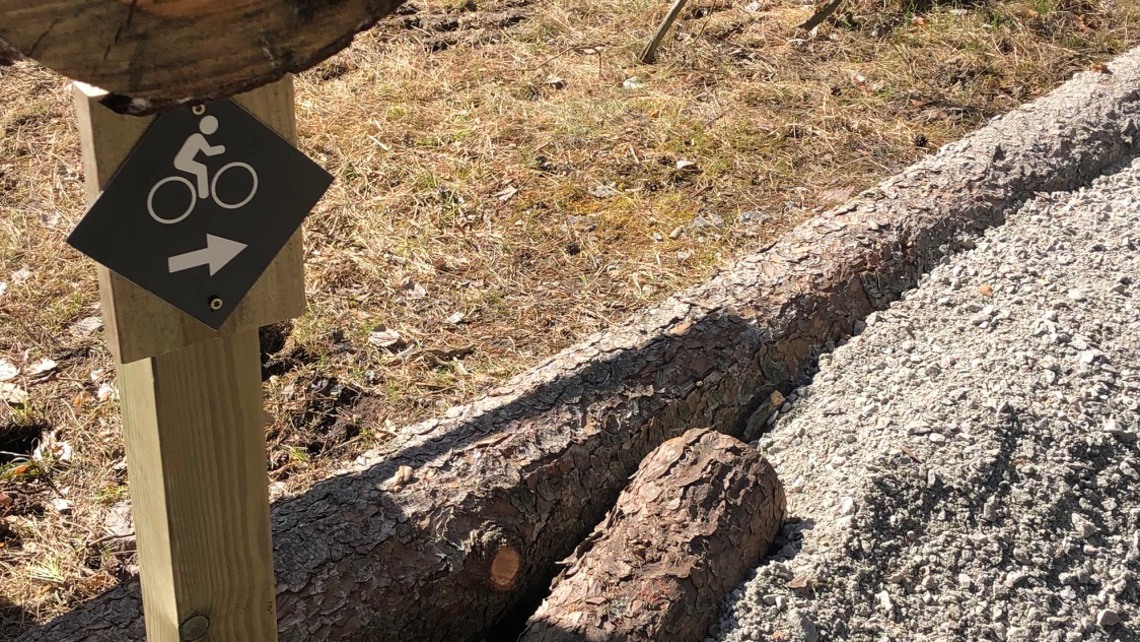 Skylt som markerar mountainbike-spåret i Rinkebyskogen.